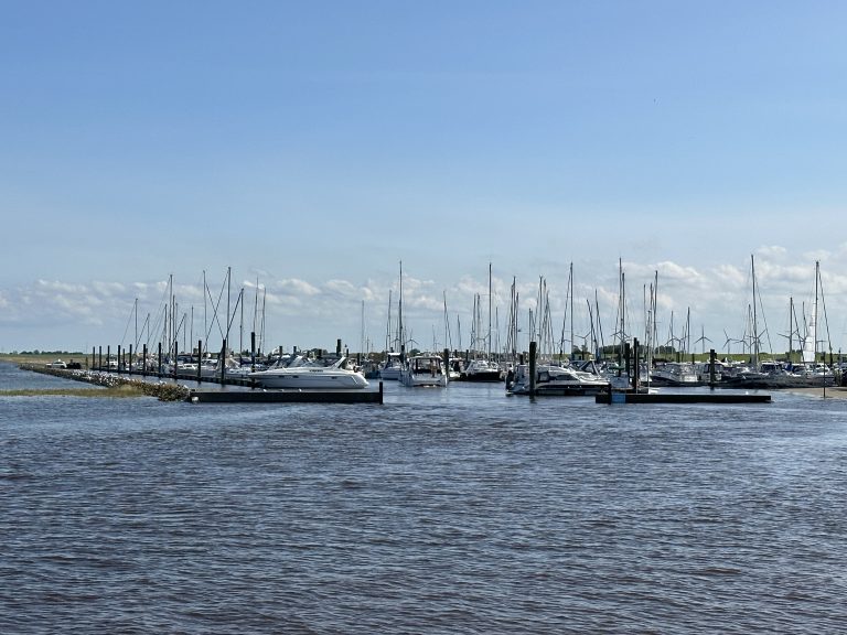 Landschaftsbilder in Ostfriesland in Dornumersiel am Yachthafen
