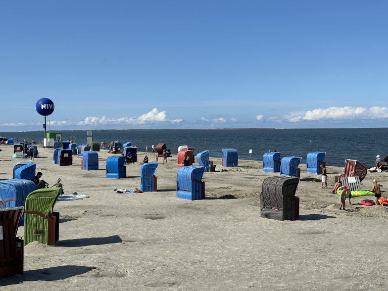 Landschaftsbilder in Ostfriesland in Dornumersiel mit Strandkörben